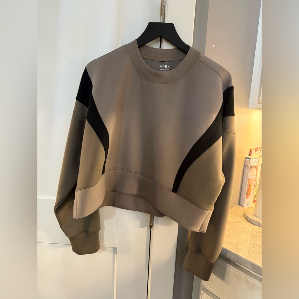 🫣LIKE NEW!! Abercrombie YPB Women's Black and Tan Cropped Sweatshirt